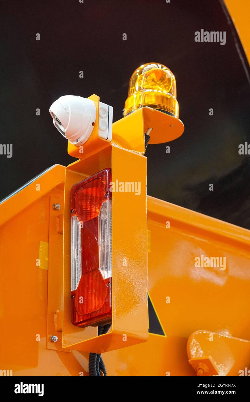 Dôme lumineux orange et caméra de recul sur camion utilitaire Banque D'Images