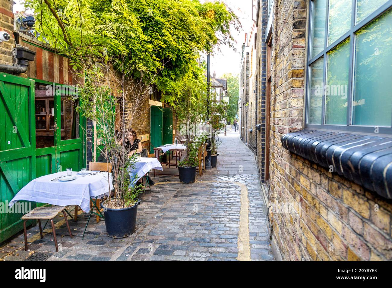 Charmante allée pavée et Jones Dairy Cafe sur Ezra Street, Bethnal Green, Londres, Royaume-Uni Banque D'Images