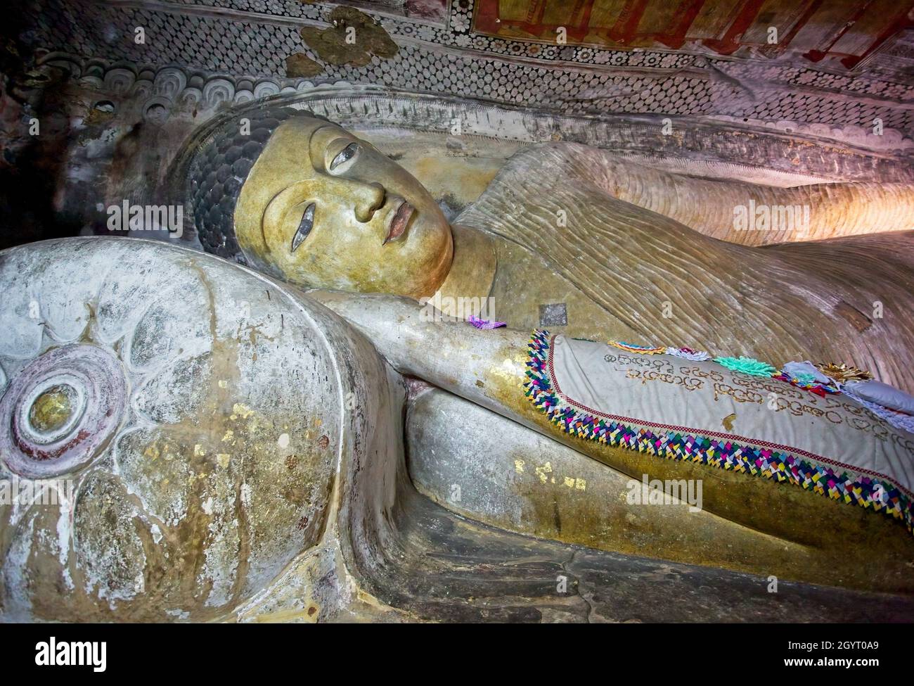 Gros plan du Bouddha couché sculpté dans la roche de la Grotte du Roi Divin, grottes de Dambulla, Sri Lanka, le 19 septembre 2016 Banque D'Images