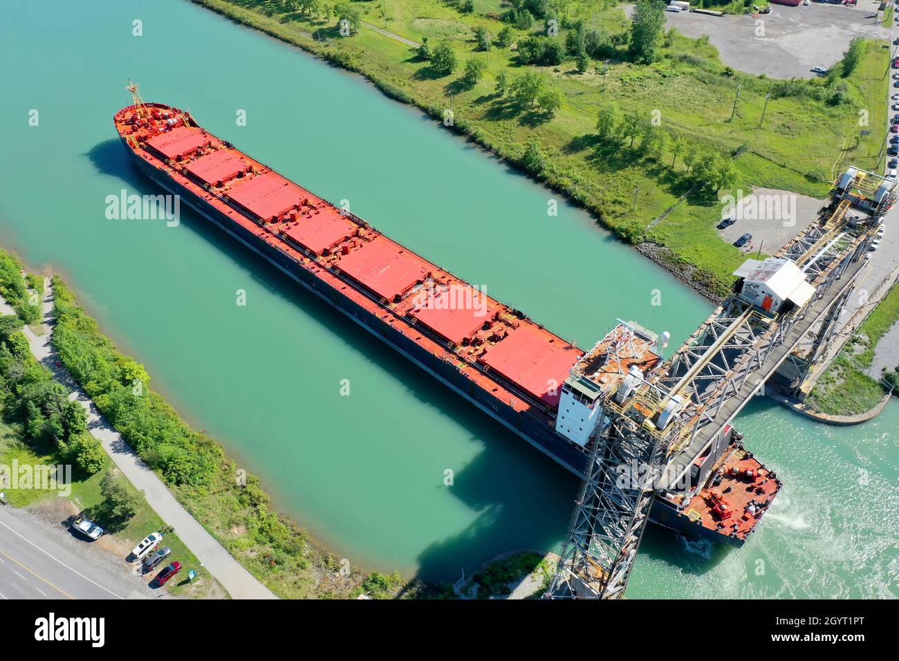 Une vue aérienne d'un Lake Freighter voyageant dans le canal Welland, Canada Banque D'Images