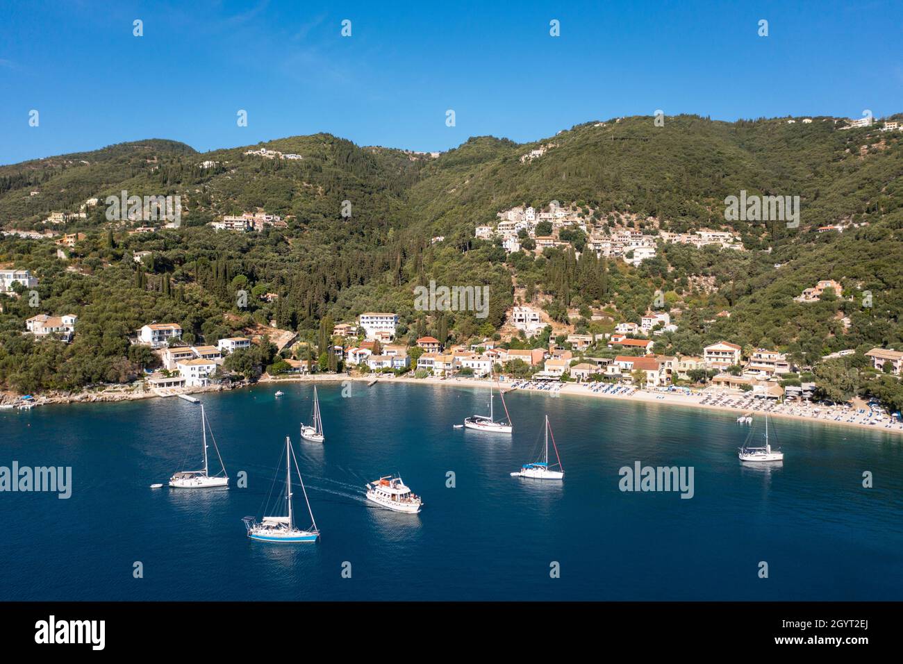 Vue aérienne sur le paysage de Kalami, une destination touristique populaire sur la côte nord-est de Corfou, les îles Ioniennes, la Grèce Banque D'Images
