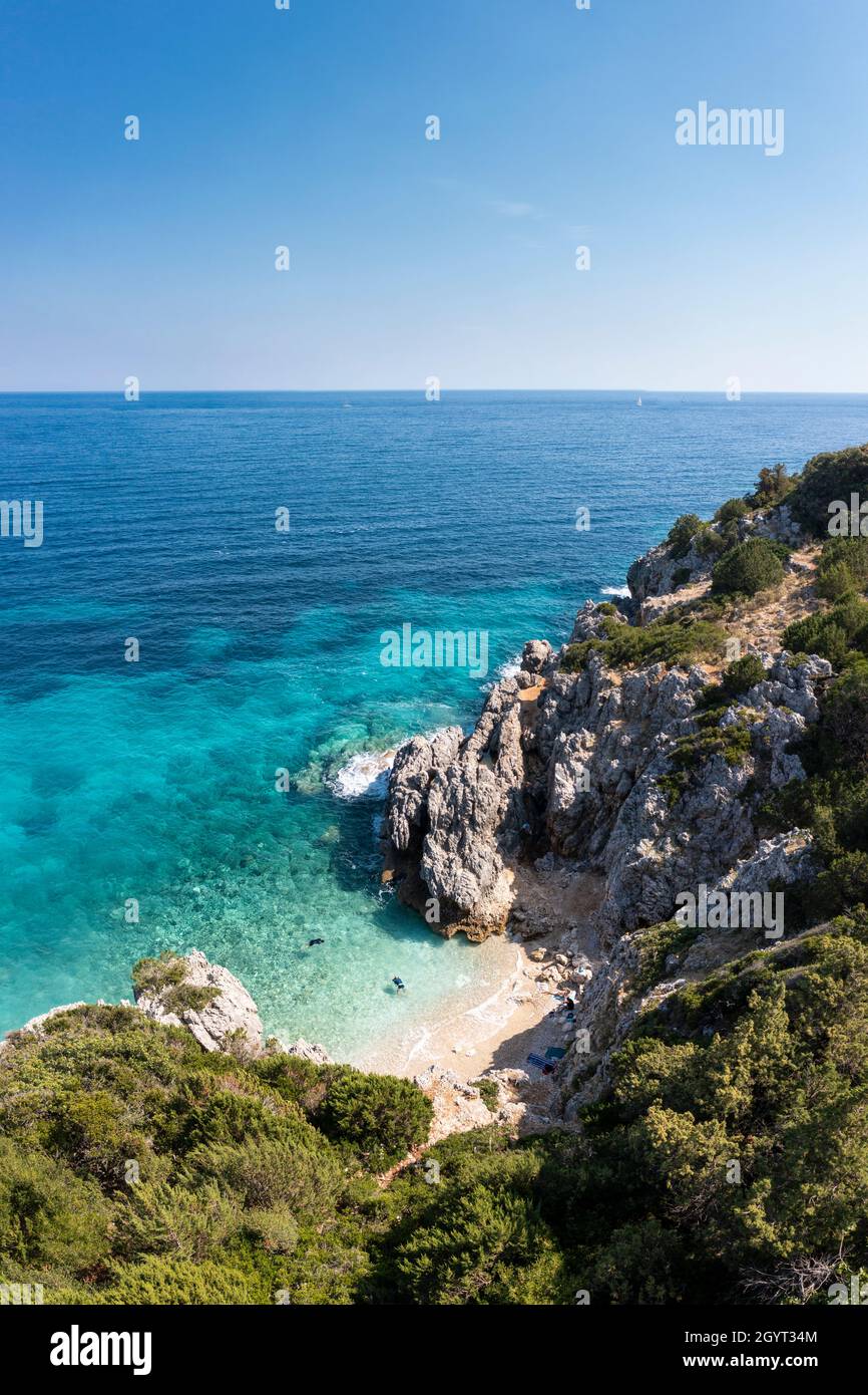 Vue côtière aérienne de la plage de Kako Lagadi, entre Poros et Skala sur la côte est de Kefalonia, îles Ioniennes, Grèce Banque D'Images