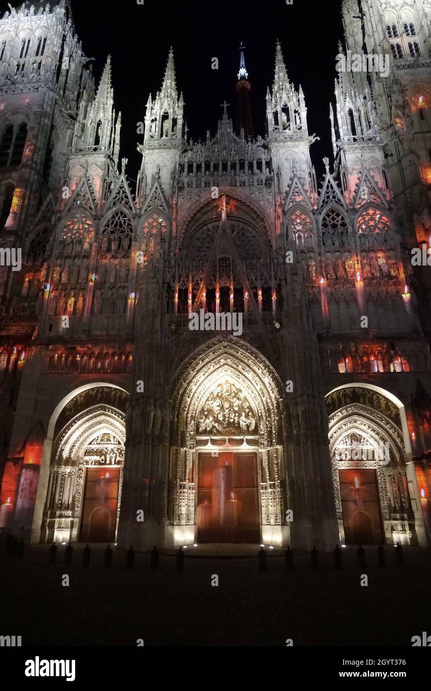 Spectacle de lumière gratuit de la cathédrale de Rouen la nuit à Rouen, France Banque D'Images