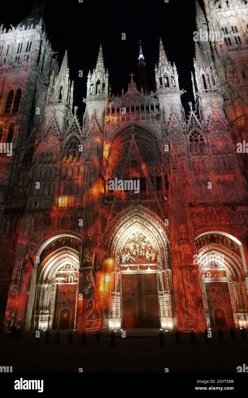 Spectacle de lumière gratuit de la cathédrale de Rouen la nuit à Rouen, France Banque D'Images