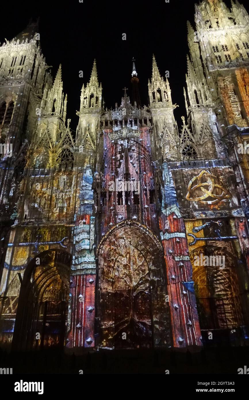 Spectacle de lumière gratuit de la cathédrale de Rouen la nuit à Rouen, France Banque D'Images