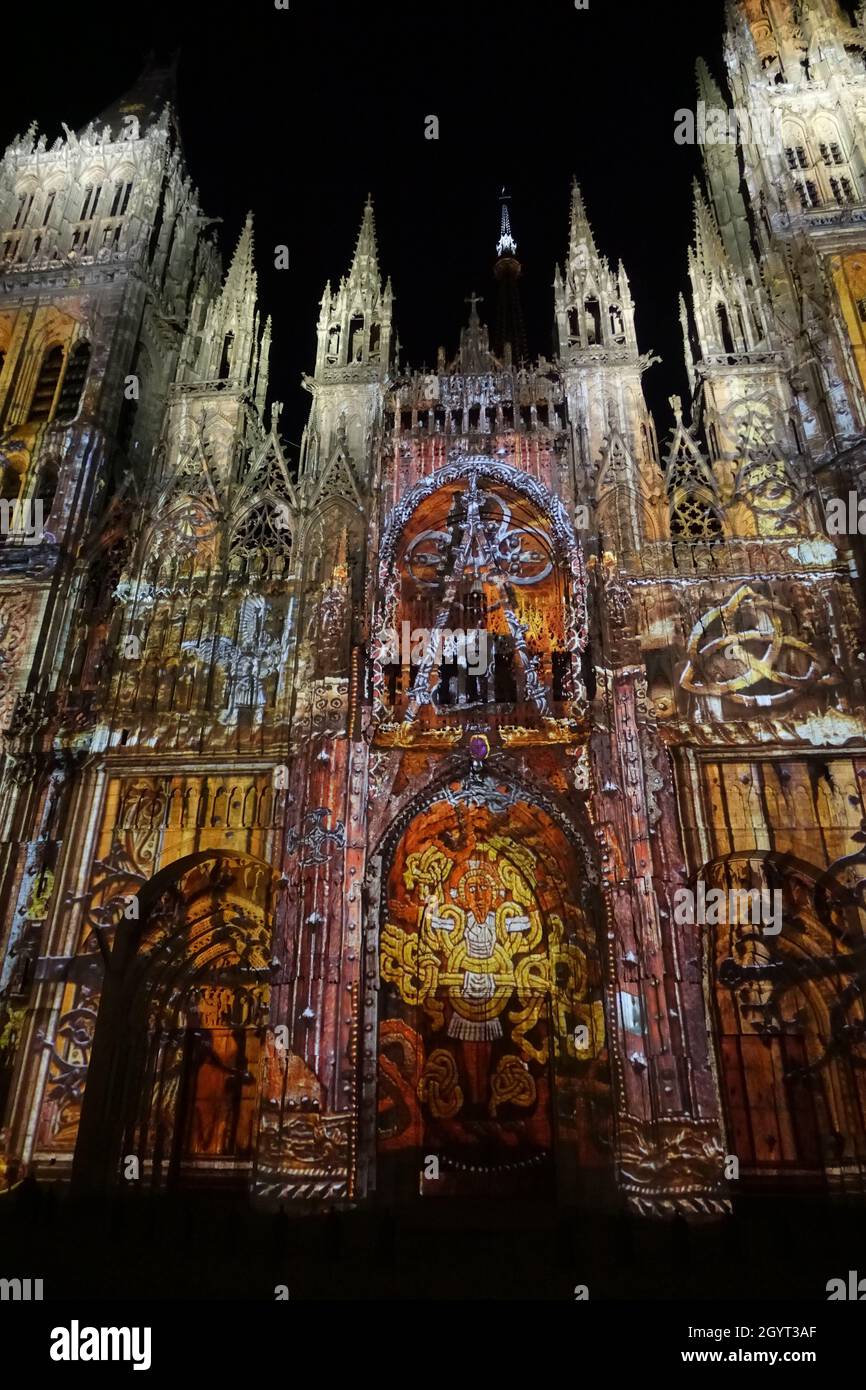 Spectacle de lumière gratuit de la cathédrale de Rouen la nuit à Rouen, France Banque D'Images