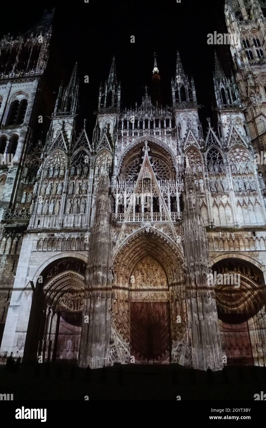 Spectacle de lumière gratuit de la cathédrale de Rouen la nuit à Rouen, France Banque D'Images