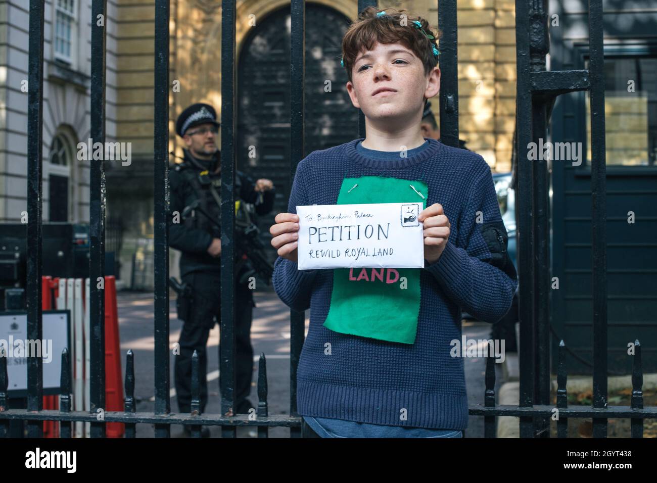 Londres, Royaume-Uni 9 octobre 2021 de jeunes manifestants pour l'environnement accompagnés de Chris Packham march à Buckingham Palace, pour présenter une pétition à la Reine demandant à la famille royale de reWild Royal Land.La pétition a été présentée par Simeon Macaulay, 14 ans, qui a été accompagnée dans le palais par sa mère.Crédit : Denise Laura Baker/Alay Live News Banque D'Images