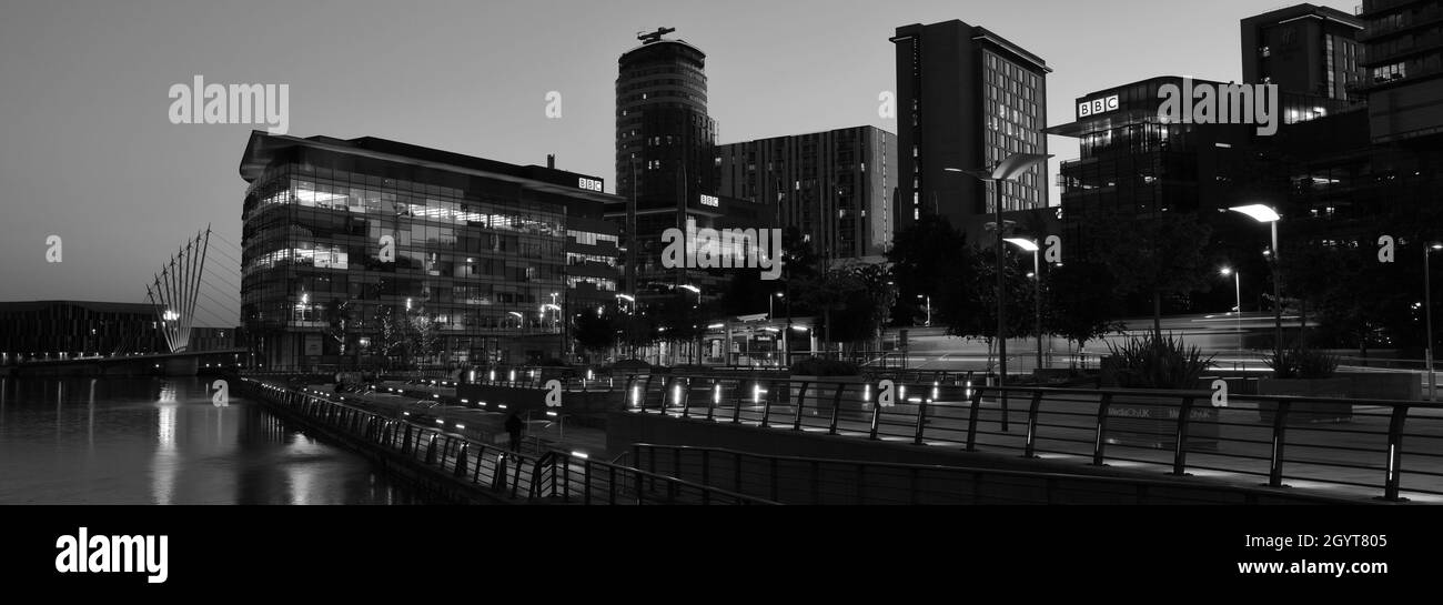 Vue nocturne sur Media City, Salford Quays, Manchester, Lancashire, Angleterre,ROYAUME-UNI Banque D'Images