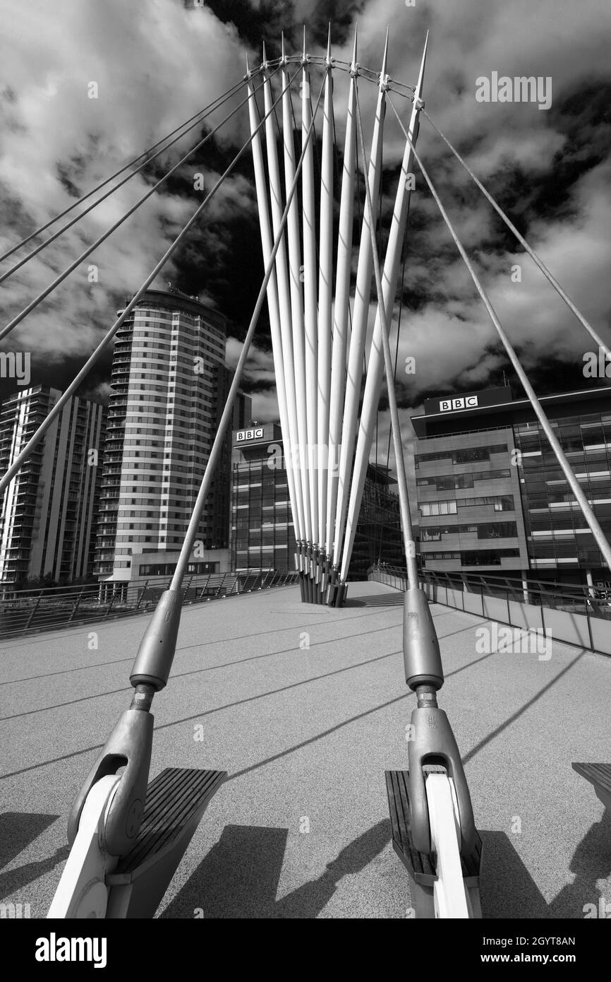 Passerelle au-dessus du canal Bridgewater ; Media City, Salford Quays, Manchester, Lancashire,Angleterre Banque D'Images