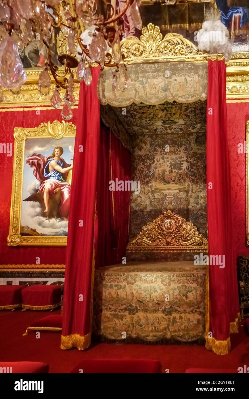 Chambre lit rouge au Château de Versailles près de Paris, France Photo  Stock - Alamy