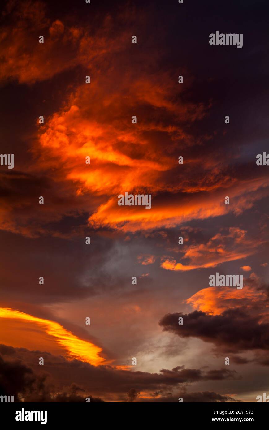 Ciel de coucher de soleil coloré avec des nuages orange spectaculaires.Seulement ciel, pas de terre. Banque D'Images