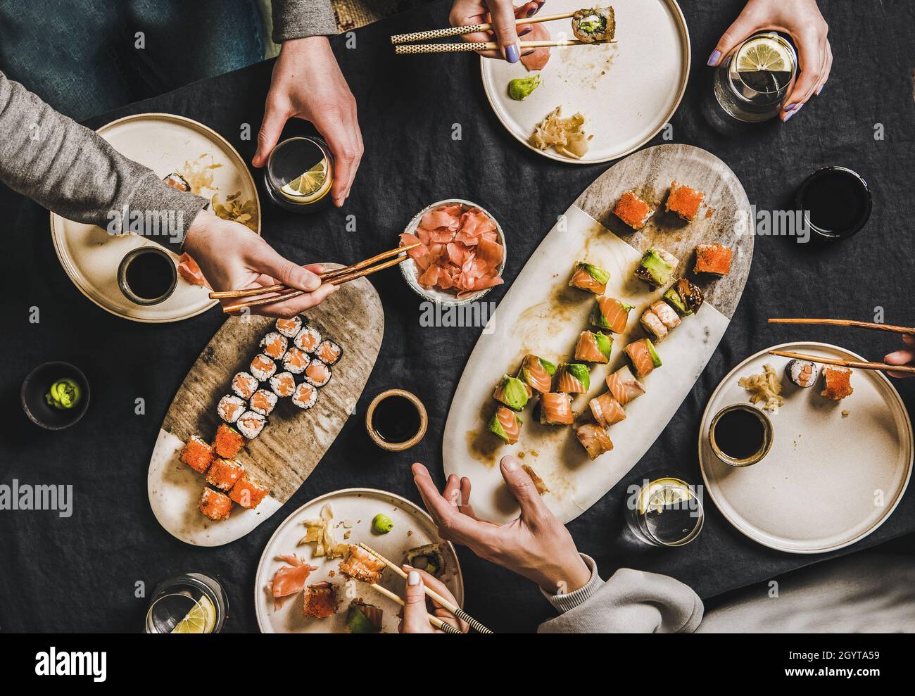 Les personnes qui ont dîner japonais pendant le verrouillage à la maison Banque D'Images