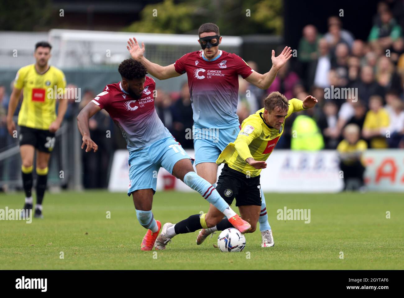 Scunthorpe United Myles Hippolyte s'attaque à Alex Pattison de Harrogate Town lors du match de la Sky Bet League Two au stade Envirovent, à Harrogate.Date de la photo: Samedi 9 octobre 2021. Banque D'Images