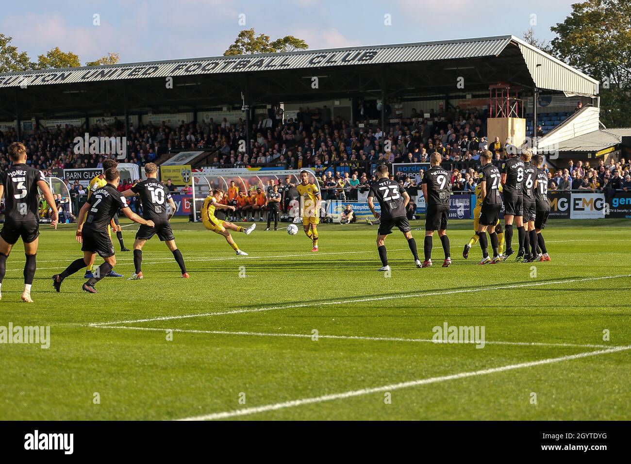 Stade communautaire VBS, Sutton, Londres.9 octobre 2021.EFL League 2 football, Sutton United versus Port Vale; Sutton avec un coup de pied libre direct du bord de la région.Crédit : action plus Sports/Alamy Live News Banque D'Images