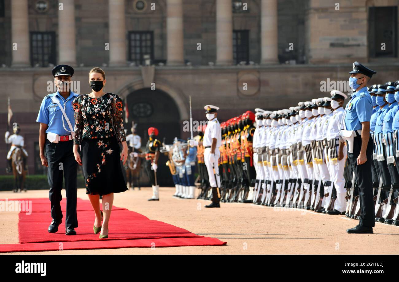 New Delhi, Inde.09e octobre 2021.New Delhi.9 octobre 2021.La visite du Premier ministre danois, Mette Frederiksen, inspecte la garde d'honneur militaire indienne lors de la réception cérémonielle au Palais présidentiel indien de New Delhi, en Inde, le 9 octobre 2021.Credit: Partha Sarkar/Xinhua/Alamy Live News Credit: Xinhua/Alamy Live News Banque D'Images