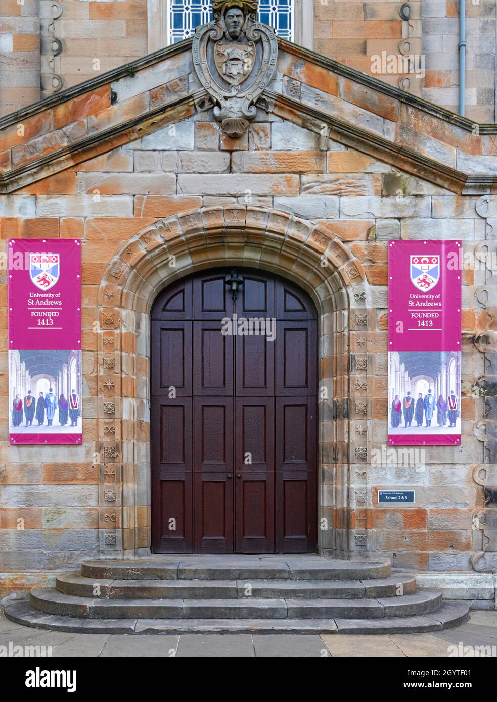 ST ANDREWS UNIVERSITY FIFE SCOTLAND AFFICHE DE LA PORTE DE ST SALVATOR À L'ÉCOLE 2 ET 3 AVEC L'UNIVERSITÉ FONDÉE EN 1413 Banque D'Images
