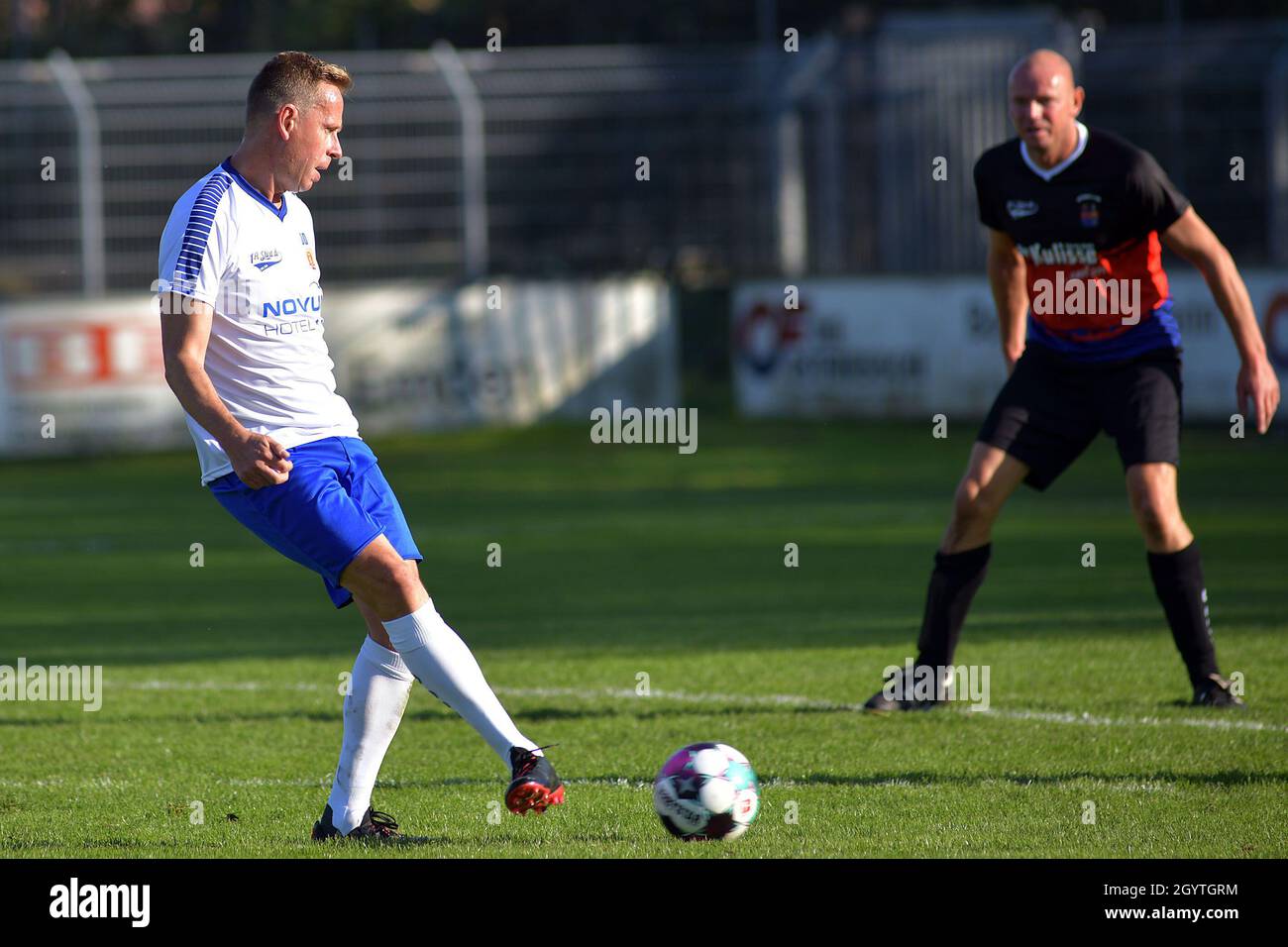 Emden, Allemagne.09e octobre 2021.Match bénéfice 'la Frise orientale contre la RDA'.Joueurs Jörg Heinrich pour l'équipe GDR et Holger Willms pour l'équipe de Frise orientale en action.Crédit : Michael Bahlo/dpa/Alay Live News Banque D'Images