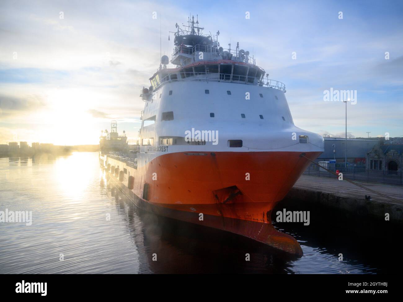 The Offshore Supply Vessel, Sea Goldcrest dans le port d'Aberdeen en début de matinée, Aberdeen, Écosse, Royaume-Uni Banque D'Images