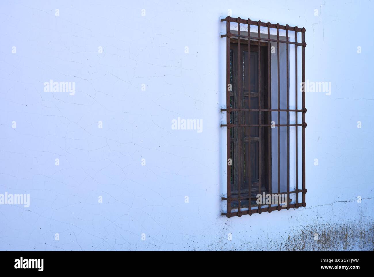 Détail d'une fenêtre avec une grille forgée dans une maison castillane. Banque D'Images