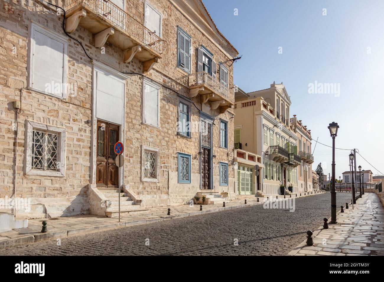À la recherche de routes tranquilles entre les Cyclades architecture de maisons en pierre néoclassique vide rue pavée soleil calme mer bleu ciel personnes hospitalières Banque D'Images
