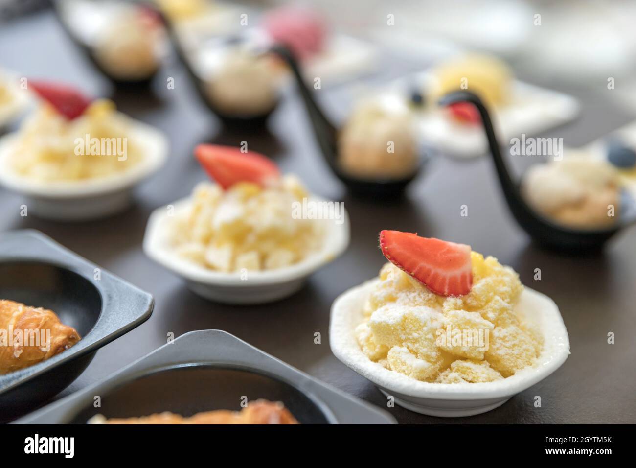 Collection de délicieux mini-desserts assortis.Services de restauration pour mariages. Banque D'Images