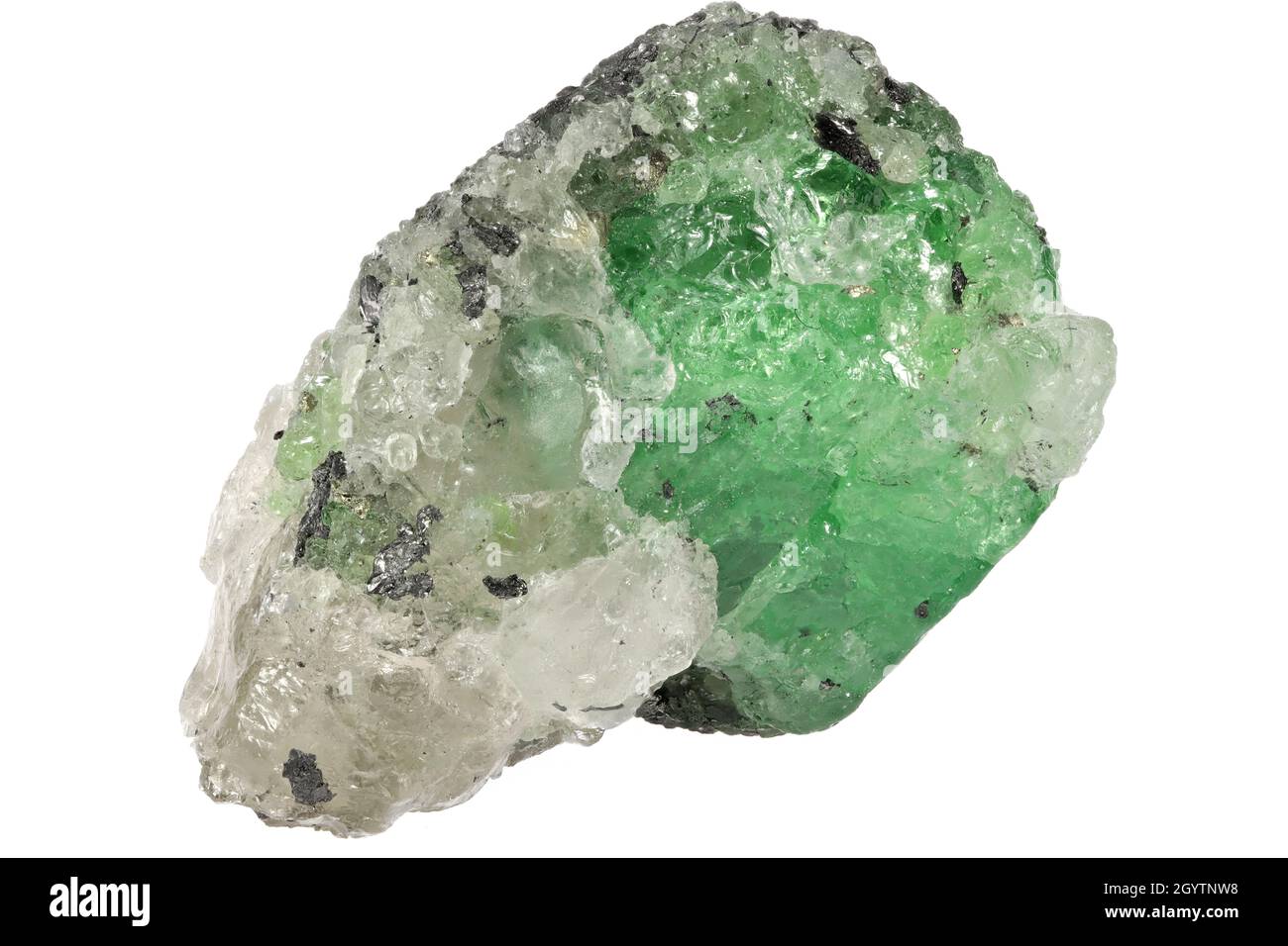 Grenat de tsavorite sur une matrice de quartz et de graphite des collines de Merelani, en Tanzanie, isolée sur fond blanc Banque D'Images