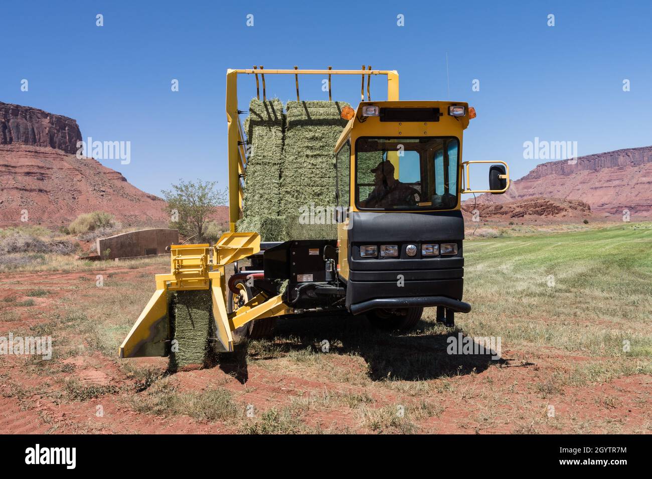 Une remorque autochargeuse ou une remorque autochargeuse ramasse une balle  de foin sur un ranch de l'Utah Photo Stock - Alamy