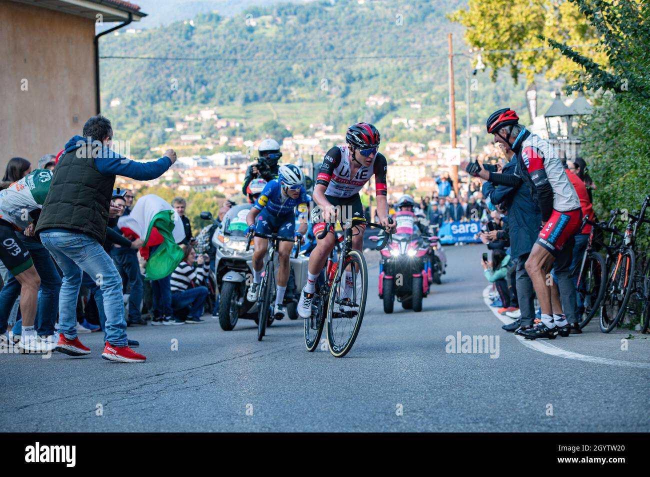 Bergame, Italie.09e octobre 2021.Tadej PogaÄ&#x8d;ar, Émirats Arabes Unis e Fausto Masitsu, Deceuninck-Quick Step durante 115Â° edizione del Giro di Lombardia, Ciclismo su Strada à Bergame, Italia, 09 ottobre 2021 Credit: Independent photo Agency/Alay Live News Banque D'Images