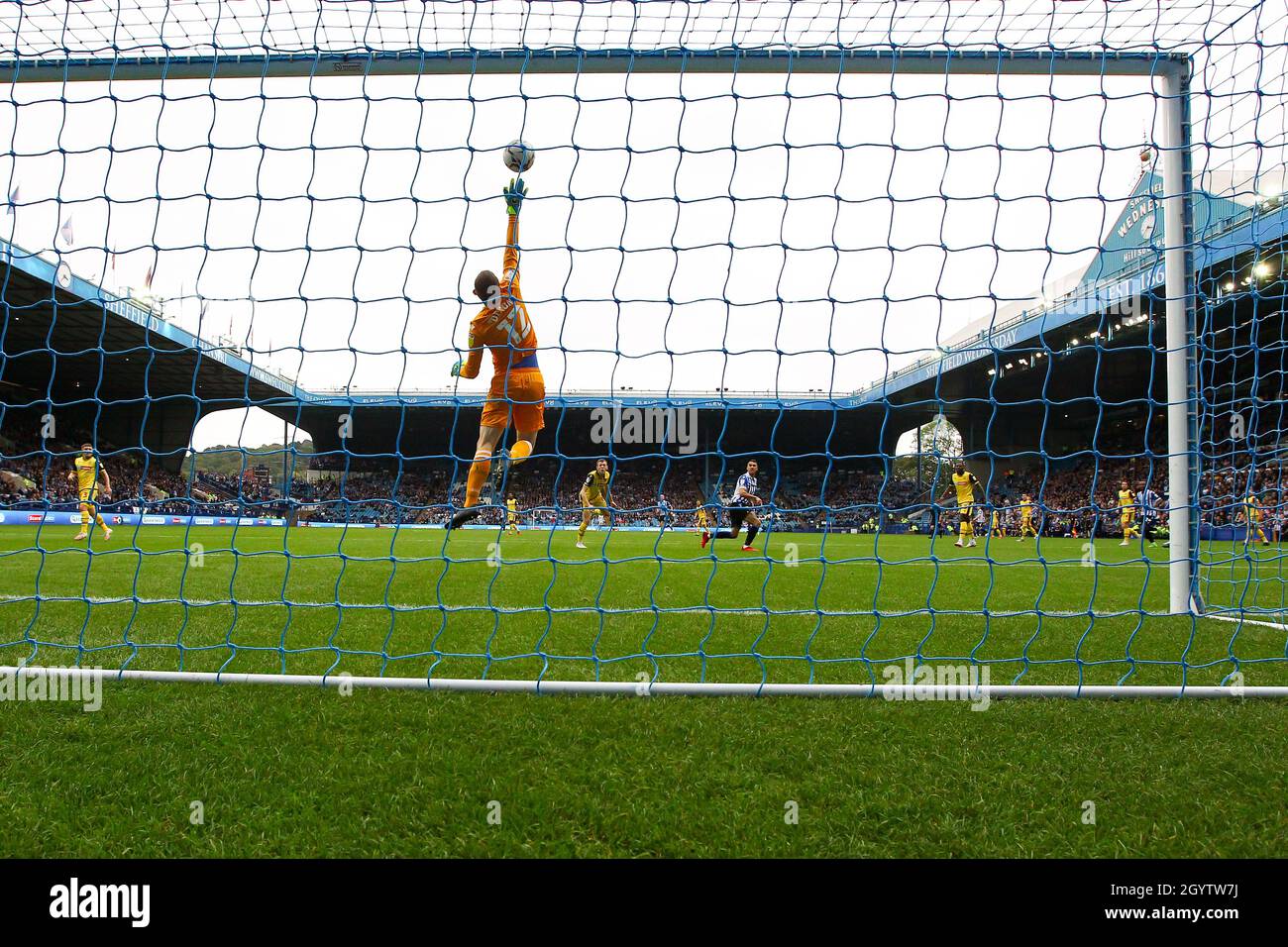 Hillsborough, Sheffield, Angleterre - 9 octobre 2021 Joel Dixon Goalkeeper de Bolton fait une grande économie de la tête de Lee Gregory (9) de Sheffield mercredi - pendant le match Sheffield mercredi contre Bolton Wanderers, Sky Bet League One, 2021/22, Hillsborough, Sheffield, Angleterre - 9 octobre 2021 crédit :Arthur Haigh/WhiteRosephotos/Alamy Live News Banque D'Images