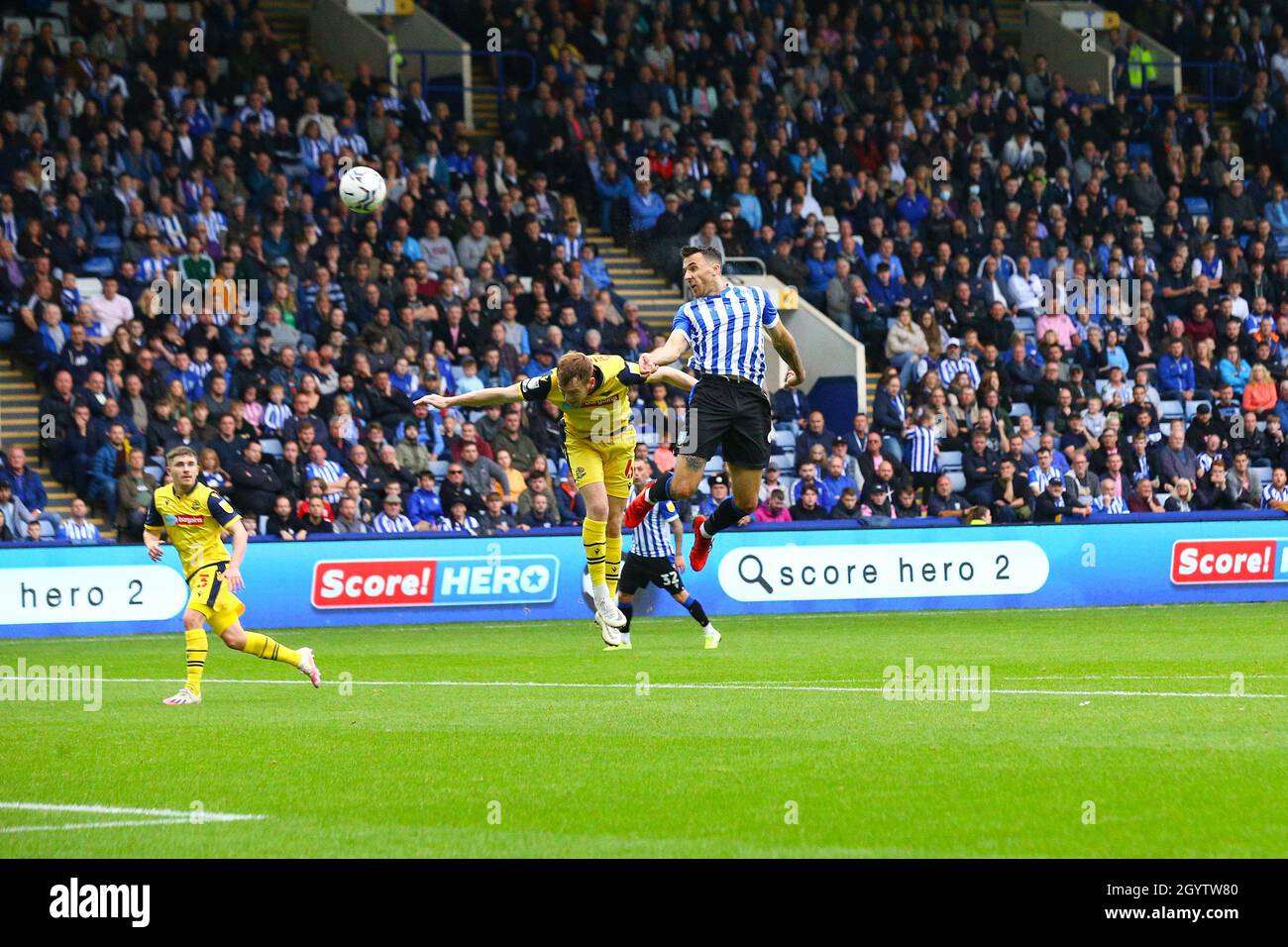 Hillsborough, Sheffield, Angleterre - 9 octobre 2021 Lee Gregory (9) de Sheffield mercredi avec une excellente affiche supérieure qui est surpotée par Joel Dixon Goalkeeper de Bolton - pendant le match Sheffield mercredi v Bolton Wanderers, Sky Bet League One, 2021/22, Hillsborough, Sheffield, Angleterre - 9 octobre 2021 crédit :Arthur Haigh/WhiteRosephotos/Alamy Live News Banque D'Images