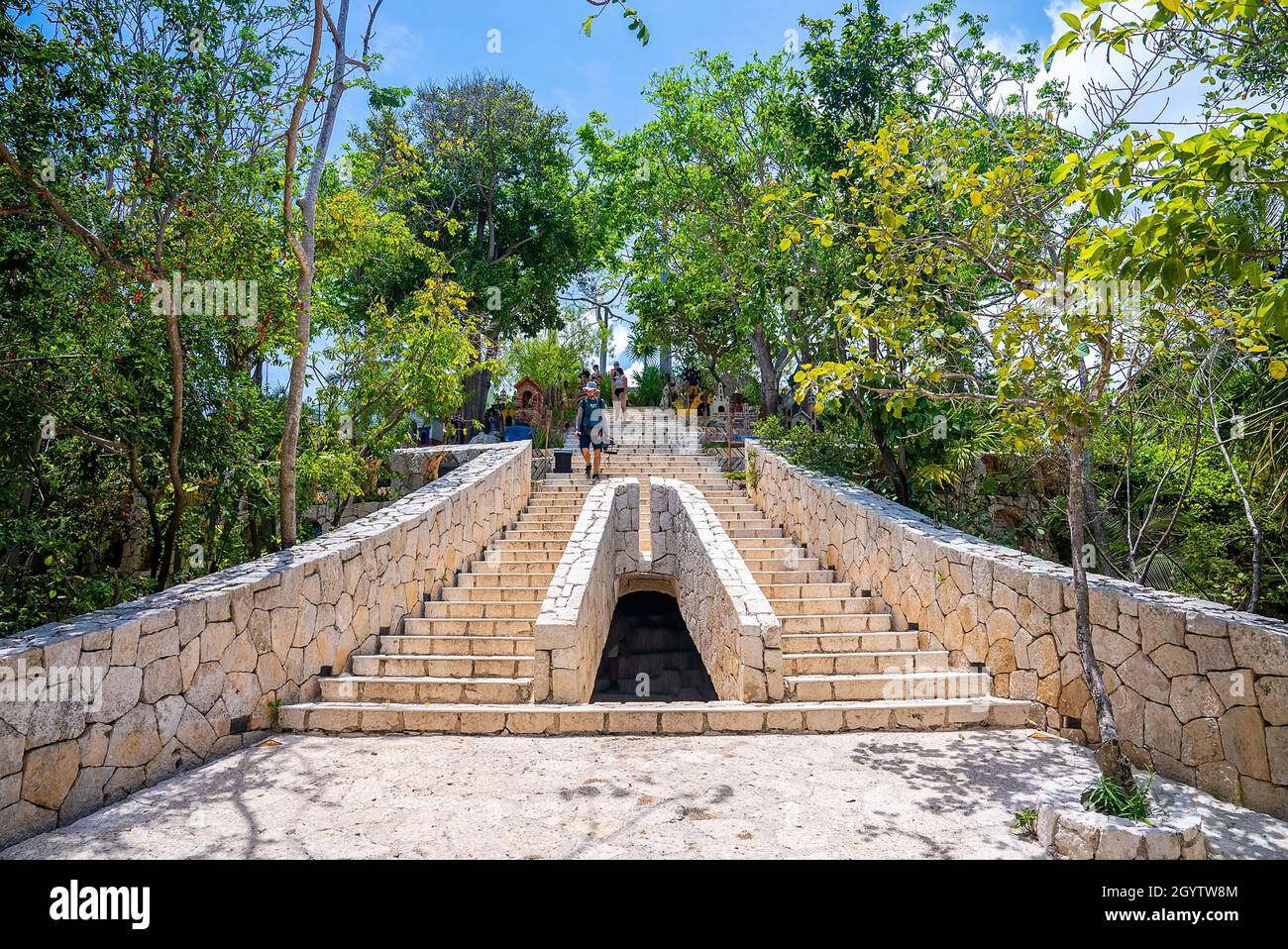 Escalier en pierre en direction du cimetière catholique dans le parc Xcaret Banque D'Images