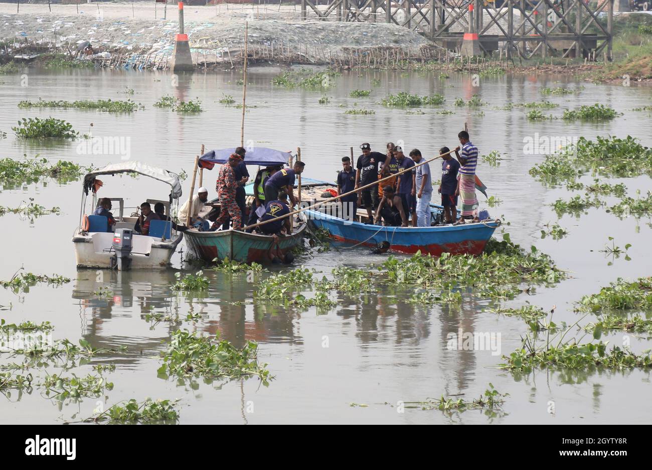 Non exclusif: DHAKA, BANGLADESH - 9 OCTOBRE 2021: Secouristes pendant les opérations de sauvetage pour trouver les personnes disparues dans une cacheuse de chalutier dans la rivière Turag.A tot Banque D'Images