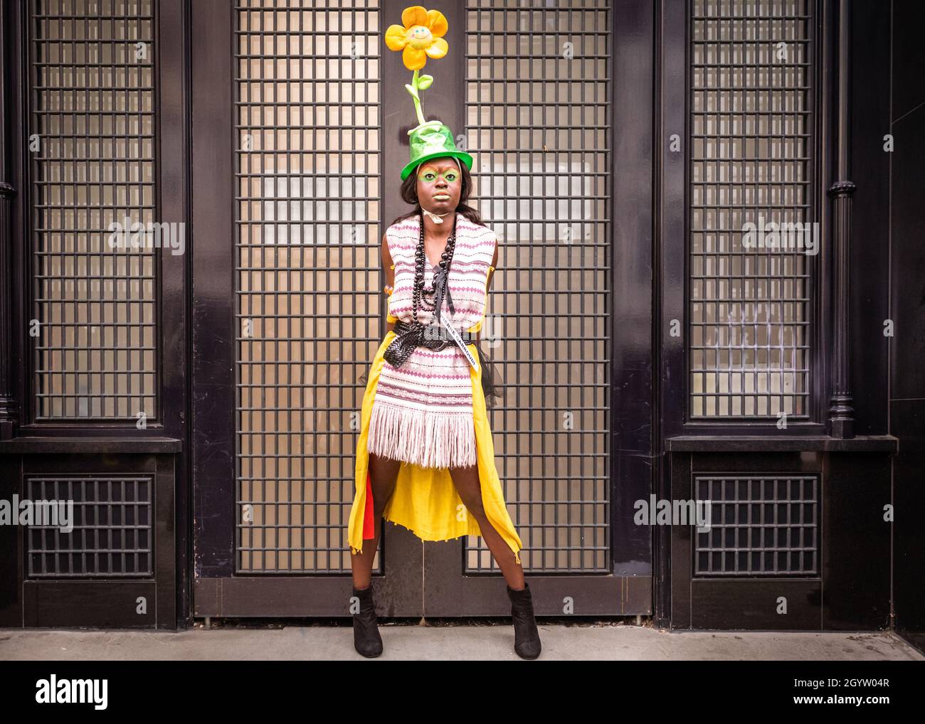 Mayfair, Londres, Royaume-Uni, le 09 octobre 2021.Le modèle Alexandra pose à l'extérieur d'un magasin de Bond Street.Des modèles aux tenues extravagantes et des accessoires se posent dans une poudrière de mode du designer Pierre Garroudi dans les rues de Mayfair dans le centre de Londres. Banque D'Images