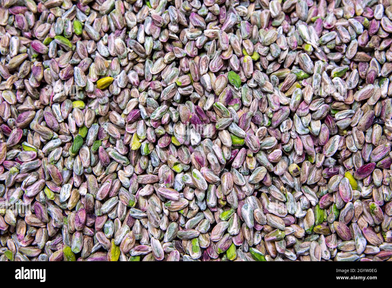 Préparation de pistaches dans une usine de baklava.Un fond de pistaches vertes non salées.Pistache du Bronte, Sicile. Banque D'Images