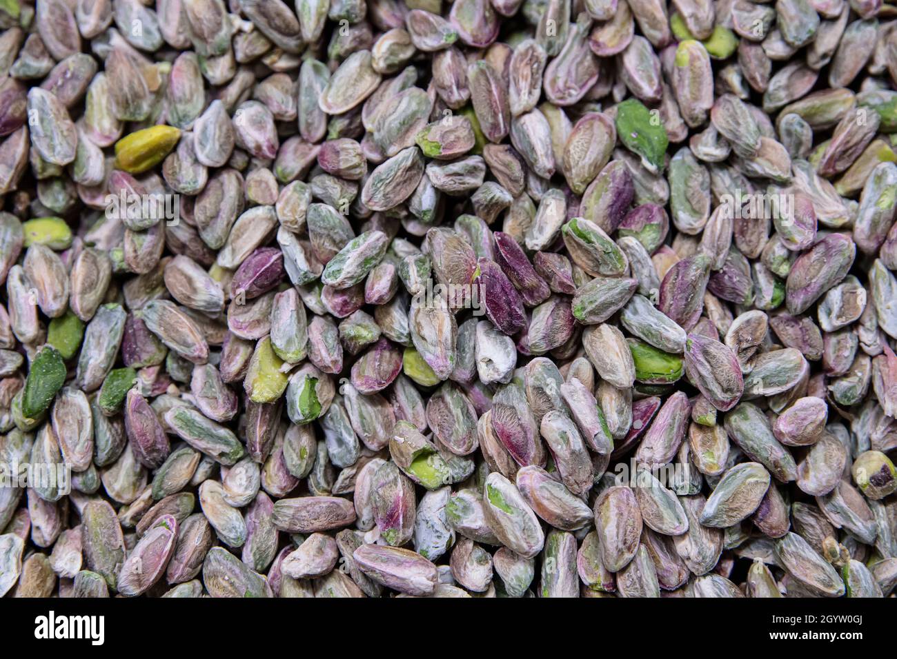 Préparation de pistaches dans une usine de baklava.Un fond de pistaches vertes non salées.Pistache du Bronte, Sicile. Banque D'Images