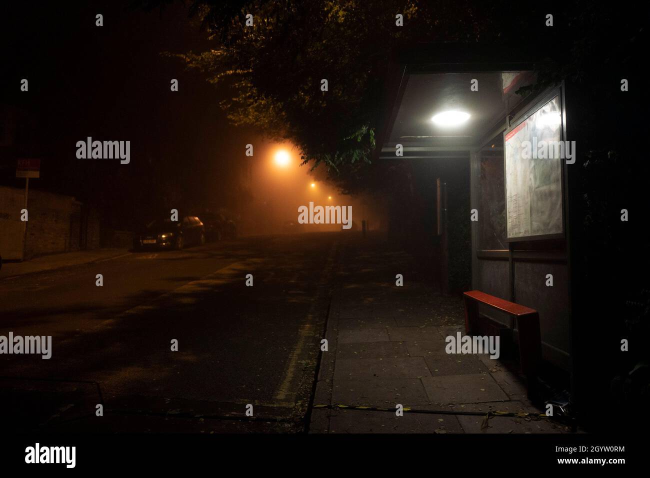 09/10/2020.Londres, Royaume-Uni.Un arrêt de bus est illuminé par un seul témoin lors d'une matinée brumeuse à Greenwich Sud-est de Londres.Crédit photo : George Cracknell W. Banque D'Images