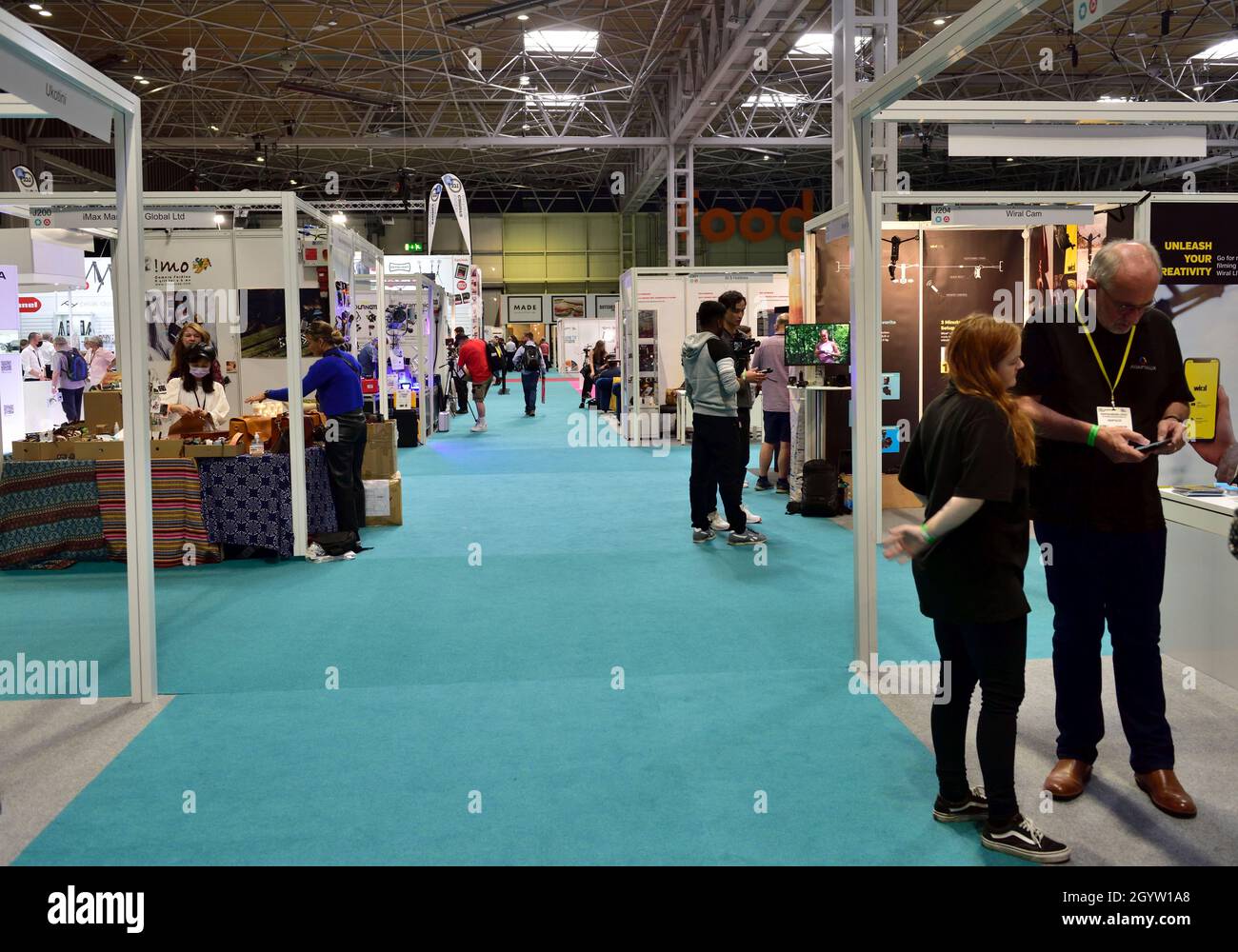 L'exposant se tient au National Exhibition Centre (NEC) Birmingham, Royaume-Uni, "The Photography Show & the Video Show" Banque D'Images