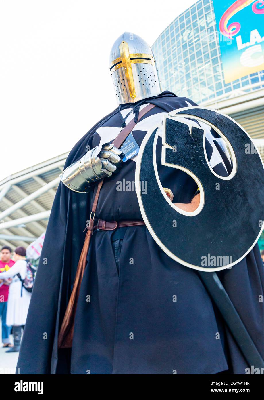 Cojoueur participant présentant le Chevalier noir en pleine armure avec le visage couvert de casque, bouclier, épée au Comic con à Los Angeles, CA, États-Unis Banque D'Images