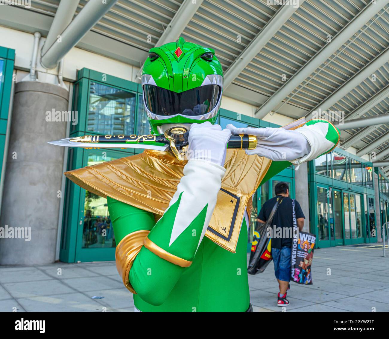 Cojoueur participant présentant Green Power Ranger en uniforme au Comic con à Los Angeles, CA, États-Unis Banque D'Images