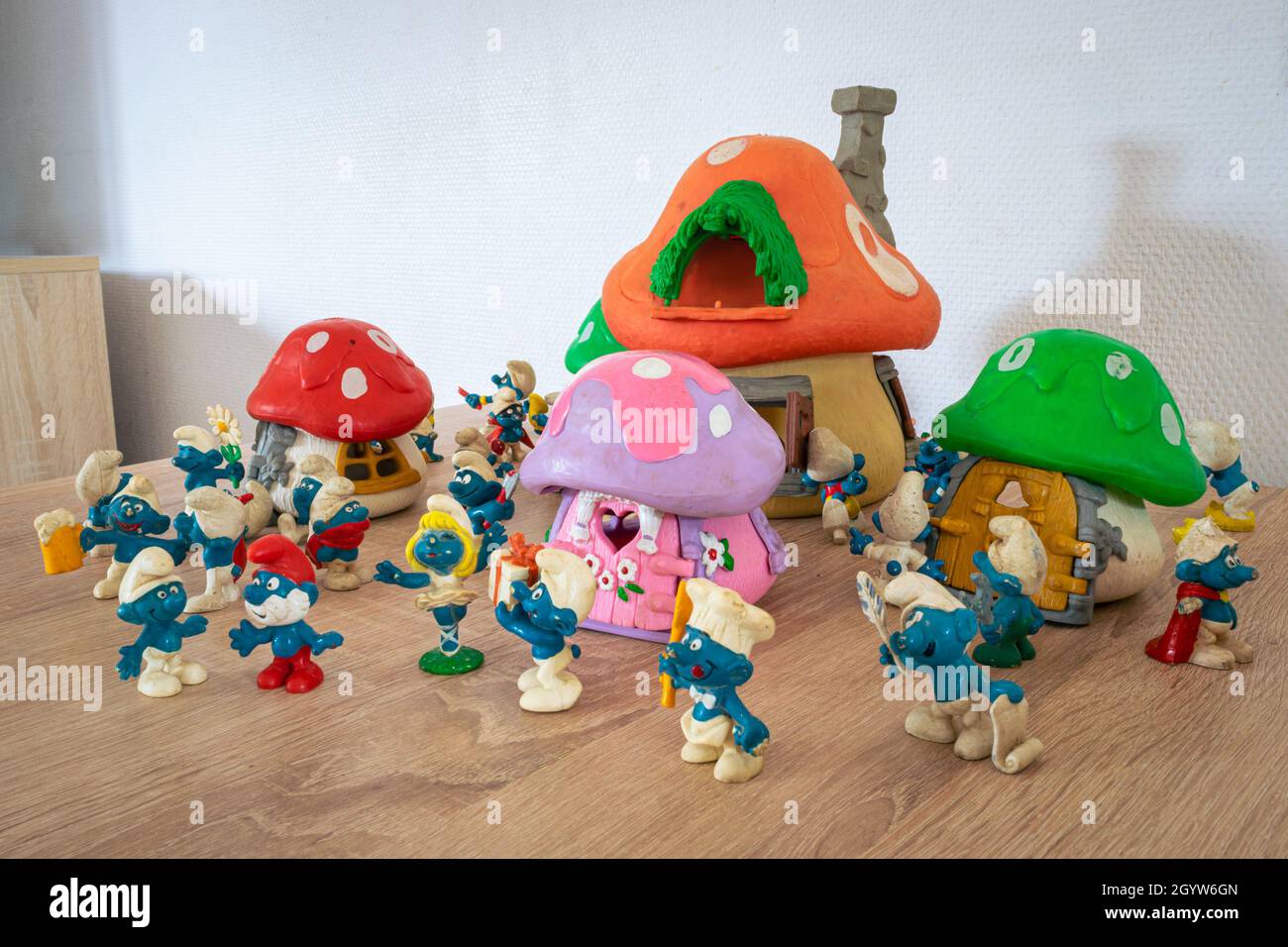 Petit jouet smurf village avec smurfs Photo Stock - Alamy