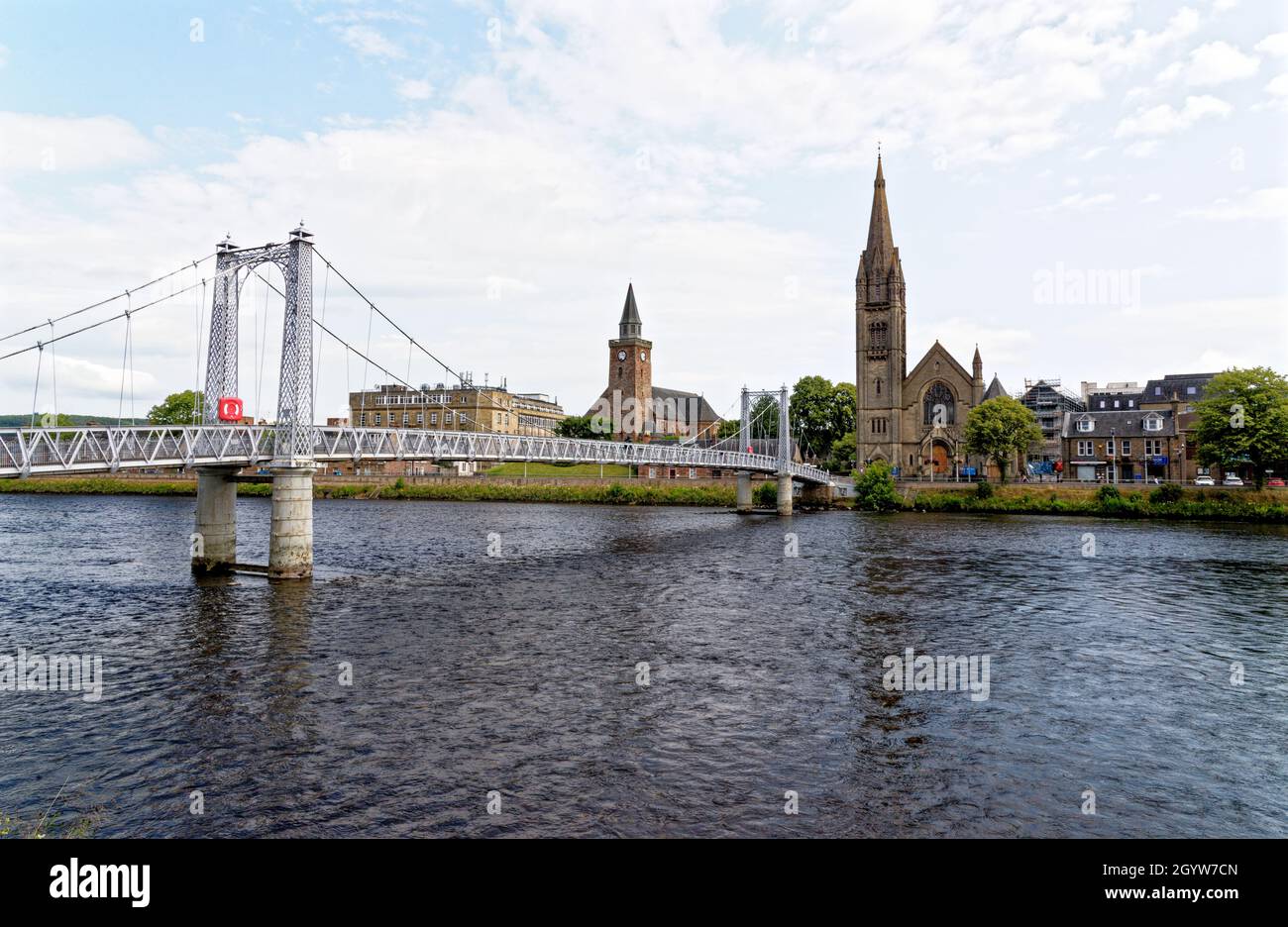 Le pont suspendu de Greig Street traverse la rivière Ness à Inverness avec l'église Free North.Inverness, Écosse - Royaume-Uni - 18 juillet 2021 Banque D'Images