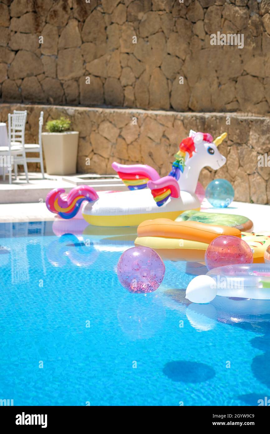 Drôle anneau gonflable unicorn flottant dans la piscine par beau temps.Concept de fête au bord de la piscine. Personne. Banque D'Images