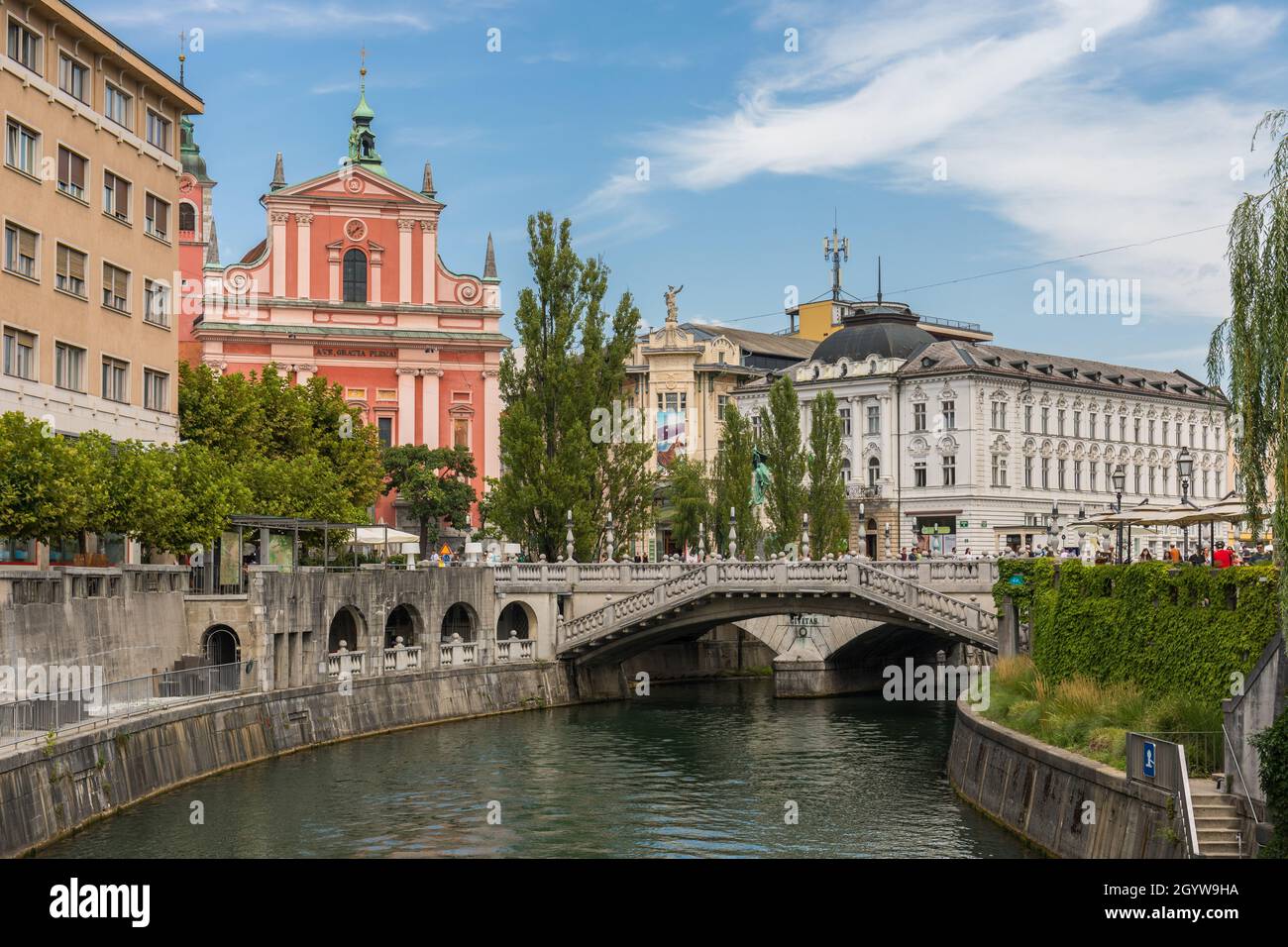 Pittoresque vieille ville de Ljubljana, Slovénie - la rivière Ljubljanica, triple pont, l'église franciscaine de l'Annonciation Banque D'Images