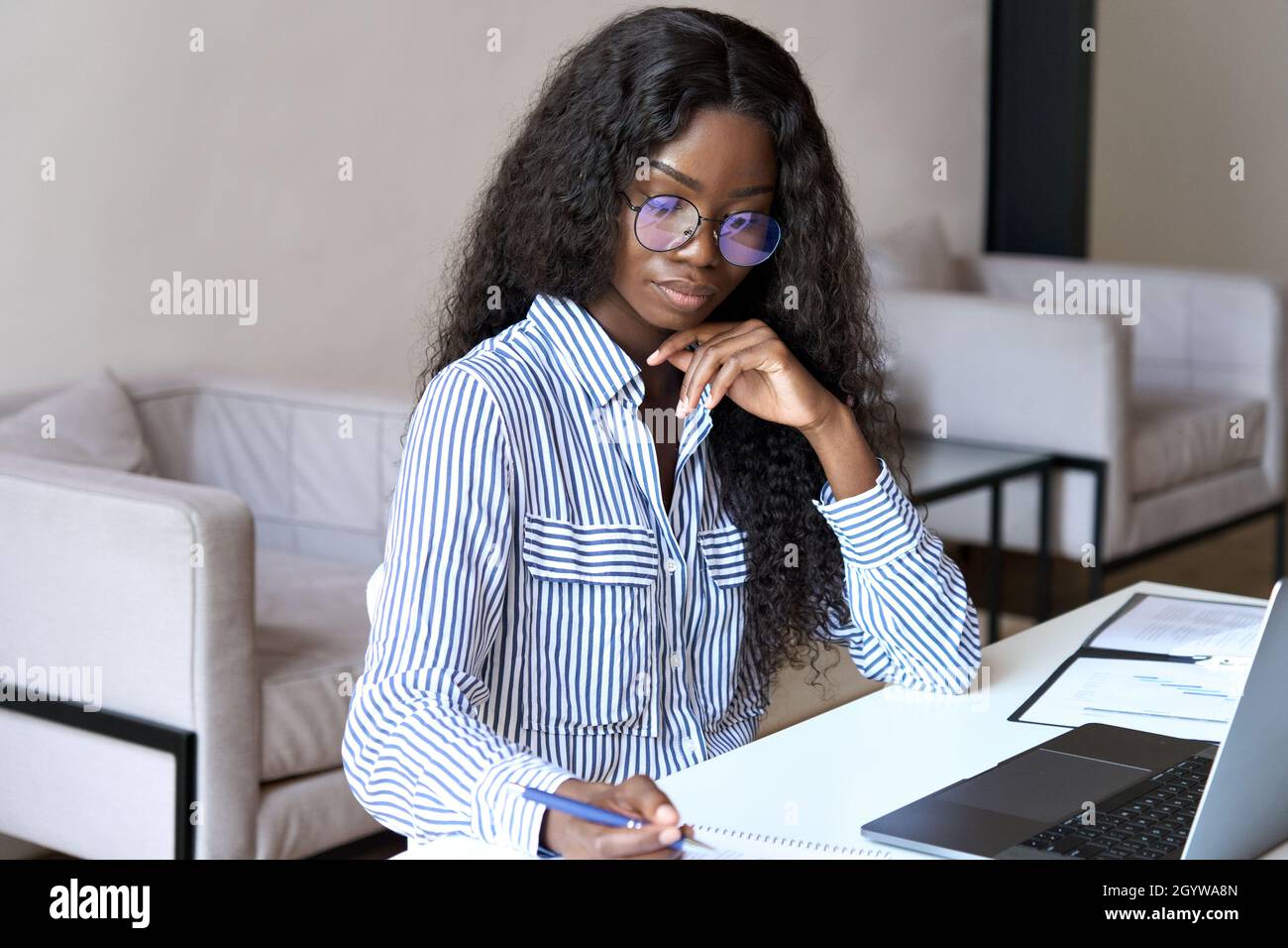 Femme africaine au travail Banque de photographies et d’images à haute résolution Alamy