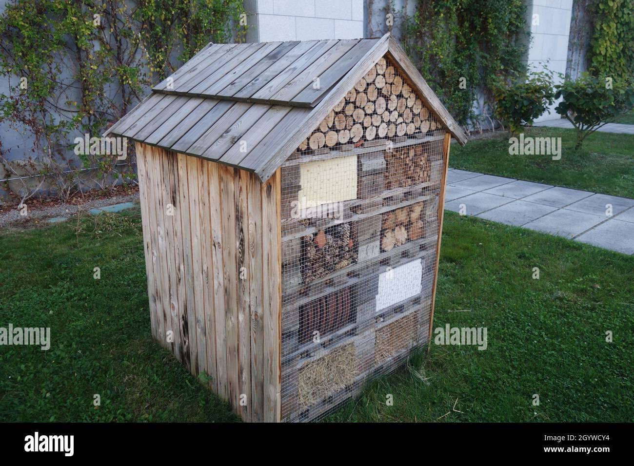 Un hôtel d'insectes, également connu sous le nom d'hôtel d'insectes ou de maison d'insectes, est une structure fabriquée par l'homme et créée pour fournir un abri aux insectes et préserver la biodiversité Banque D'Images