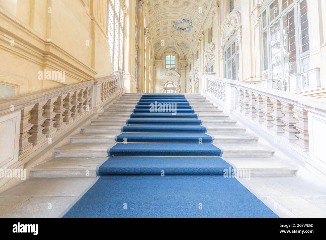 TURIN, ITALIE - VERS JUIN 2021 : le plus bel escalier baroque d'Europe situé dans le Palais Madama (Palazzo Madama). Intérieur avec marbre de luxe Banque D'Images