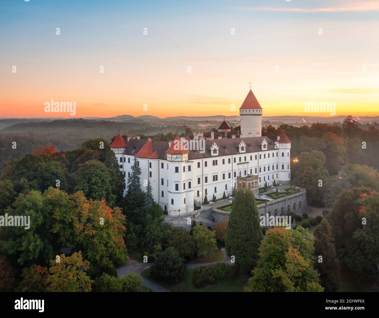 Vue aérienne du château de Konopiste au lever du soleil, région de Bohême centrale, Tchéquie Banque D'Images