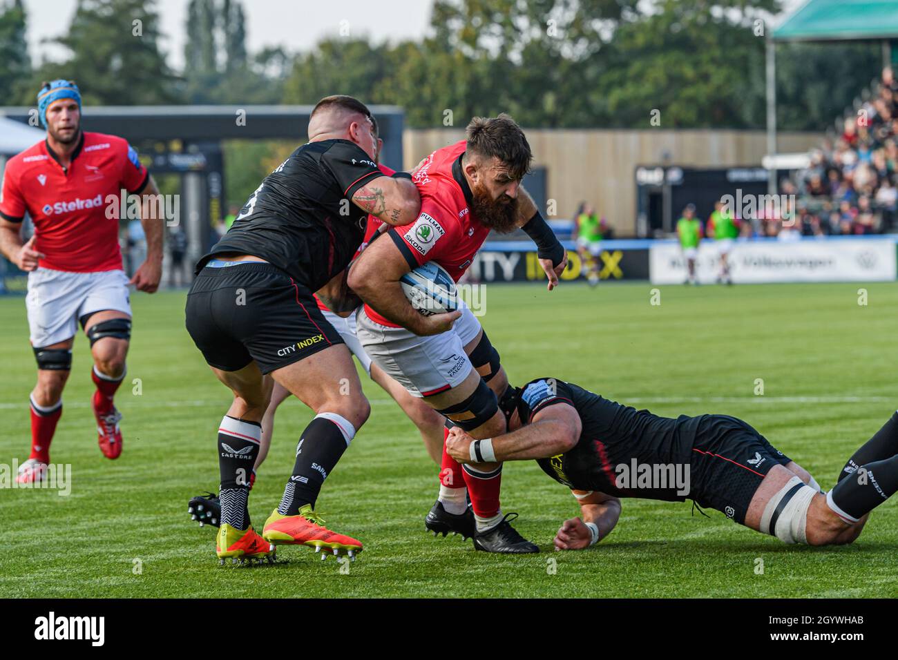 LONDRES, ROYAUME-UNI.09e octobre 2021.Gary Graham de Newcastle Falcons est attaqué lors du match de rugby Gallagher Premiership Round 4 entre Saracens et Newcastle Falcons au stade StoneX le samedi 09 octobre 2021.LONDRES, ANGLETERRE.Credit: Taka G Wu/Alay Live News Banque D'Images