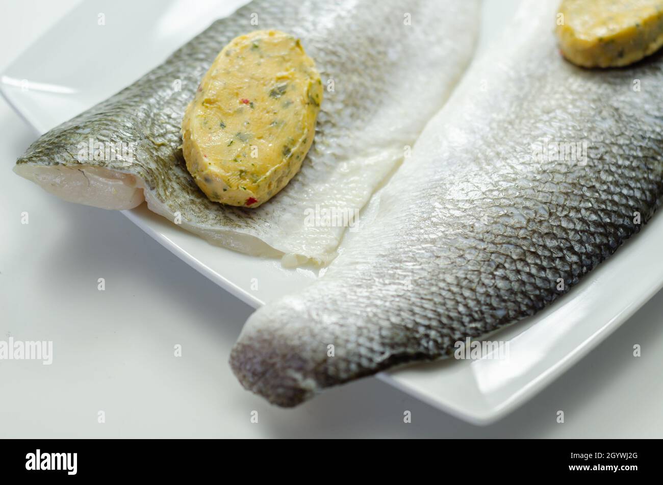 Préparé pour faire frire des filets de bar de mer désossés avec un